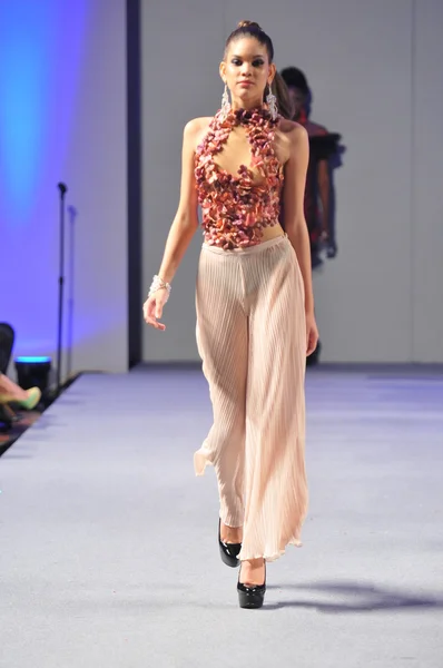 NEW YORK- SEPTEMBER 17: Model walks runway at the Ariel Cedeno show at Waldorf Astoria for Spring Summer 2013 during Couture Fashion Week on September 17, 2012 in New York City — Stock Photo, Image