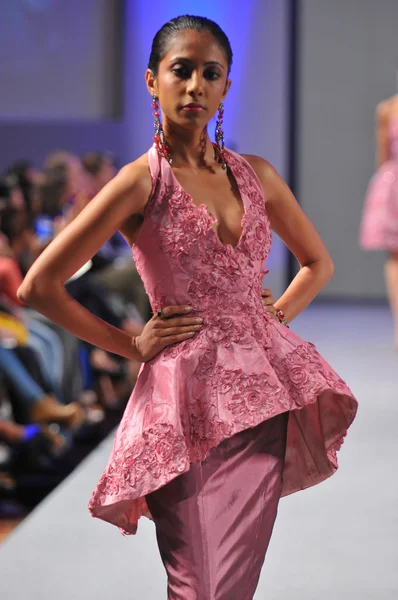 NUEVA YORK - 17 DE SEPTIEMBRE: Modelo camina pasarela en el Ariel Cedeno show en Waldorf Astoria para la Primavera Verano 2013 durante la Semana de la Moda Couture en septiembre 17, 2012 en la ciudad de Nueva York — Foto de Stock