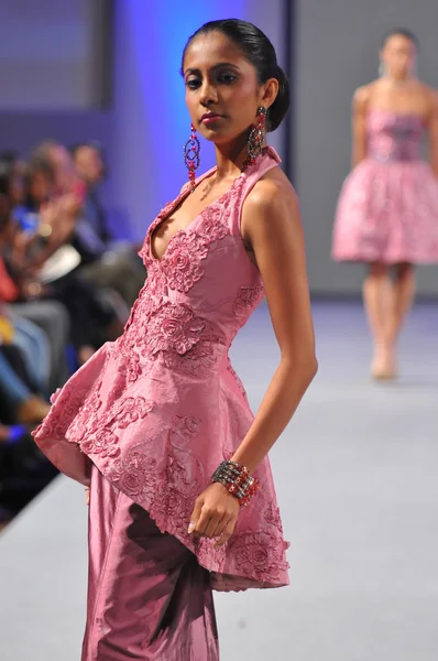 NUEVA YORK - 17 DE SEPTIEMBRE: Modelo camina pasarela en el Ariel Cedeno show en Waldorf Astoria para la Primavera Verano 2013 durante la Semana de la Moda Couture en septiembre 17, 2012 en la ciudad de Nueva York — Foto de Stock