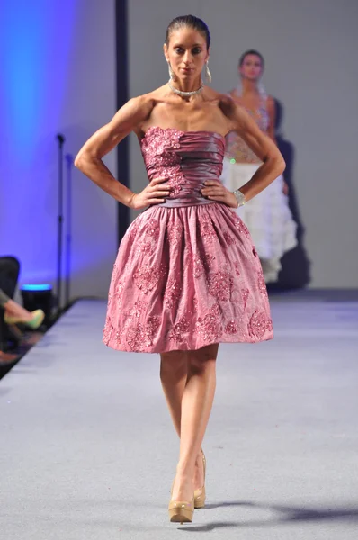 New york- september 17: model walks laufsteg auf der ariel cedeno show im waldorf astoria frühling sommer 2013 während der couture fashion week am 17. september 2012 in new york city — Stockfoto