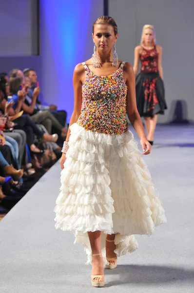 New york-17 september: model wandelingen start-en landingsbaan op de ariel cedeno show in het waldorf astoria voor lente zomer 2013 tijdens couture fashionweek op 17 september 2012 in new york city — Stockfoto