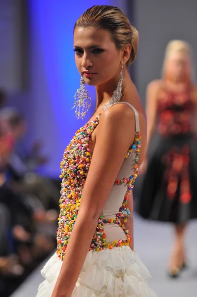 New york-17 september: model wandelingen start-en landingsbaan op de ariel cedeno show in het waldorf astoria voor lente zomer 2013 tijdens couture fashionweek op 17 september 2012 in new york city — Stockfoto