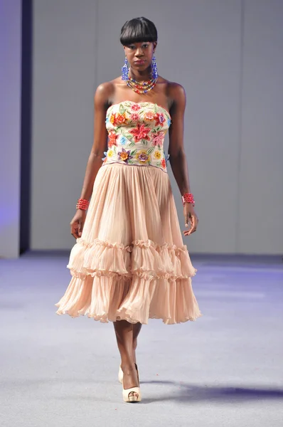 NEW YORK- SEPTEMBER 17: Model walks runway at the Ariel Cedeno show at Waldorf Astoria for Spring Summer 2013 during Couture Fashion Week on September 17, 2012 in New York City — Stock Photo, Image