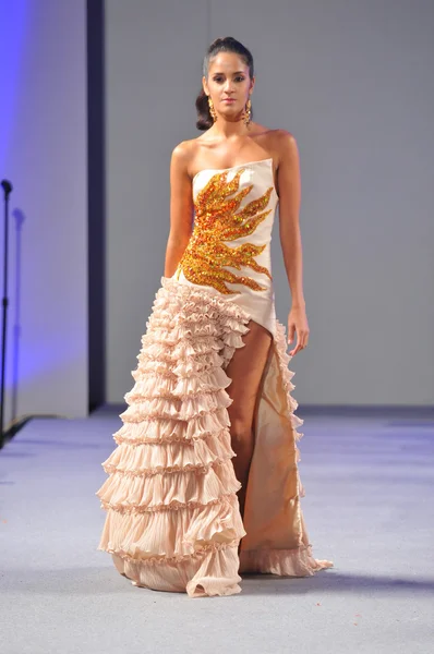 NUEVA YORK - 17 DE SEPTIEMBRE: Modelo camina pasarela en el Ariel Cedeno show en Waldorf Astoria para la Primavera Verano 2013 durante la Semana de la Moda Couture en septiembre 17, 2012 en la ciudad de Nueva York —  Fotos de Stock