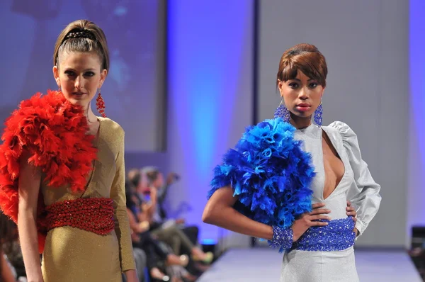 NOVA IORQUE - SETEMBRO 17: Pista de caminhada de modelos no show de Ariel Cedeno no Waldorf Astoria para o verão de 2013 durante a Couture Fashion Week em 17 de setembro de 2012 na cidade de Nova York — Fotografia de Stock