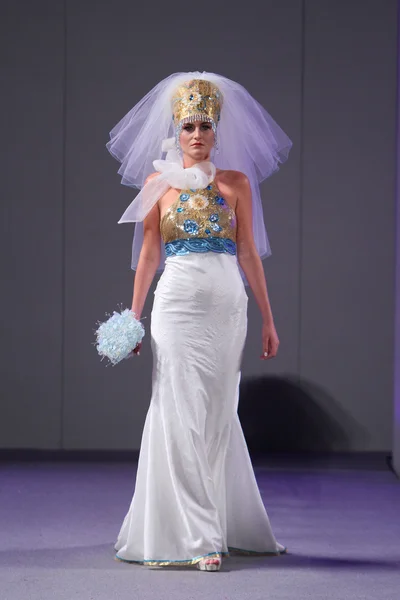 Выставка Евгении Лужиной-Салазар в Waldorf Astoria на весеннее лето 2013 года во время Недели моды в Нью-Йорке 16 сентября 2012 года — стоковое фото