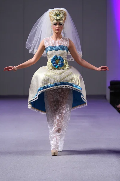 Evgenia Luzhina-Salazar mostra no Waldorf Astoria para o verão de primavera 2013 durante Couture Fashion Week em setembro 16, 2012 em NY — Fotografia de Stock