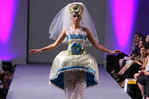 Evgenia Luzhina-Salazar mostra no Waldorf Astoria para o verão de primavera 2013 durante Couture Fashion Week em setembro 16, 2012 em NY — Fotografia de Stock