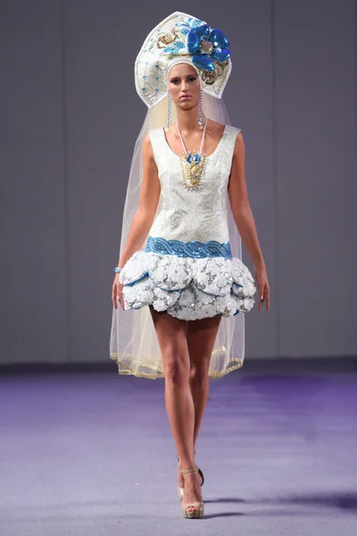 Evgenia luzhina-salazar show in der waldorf astoria für frühling sommer 2013 während der couture fashion week am 16. september 2012 in ny — Stockfoto
