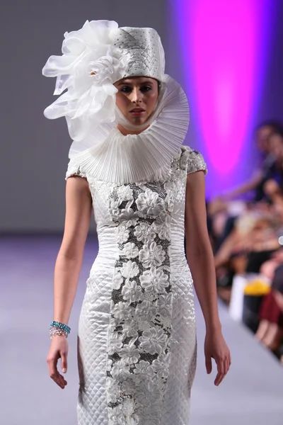 Evgenia Luzhina-Salazar espectáculo en Waldorf Astoria para la Primavera Verano 2013 durante la Semana de la Moda Couture en septiembre 16, 2012 en NY — Foto de Stock