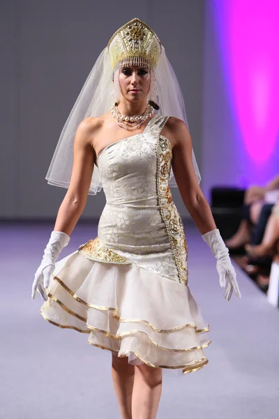 Evgenia luzhina-salazar show in der waldorf astoria für frühling sommer 2013 während der couture fashion week am 16. september 2012 in ny — Stockfoto