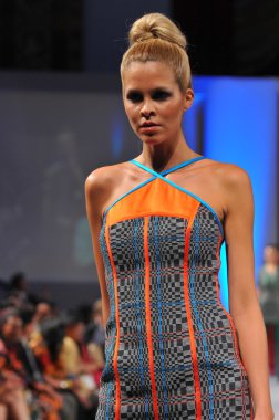 New york-16 Eylül: model domingo couture moda haftası 16 Eylül 2012 2013 ilkbahar yaz için new York'ta waldorf Astoria'da göstermek joseph pist yürür