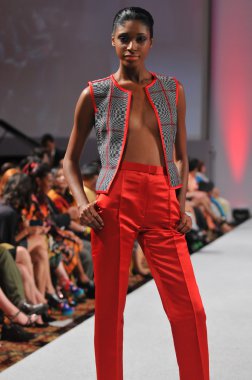 New york-16 Eylül: model domingo couture moda haftası 16 Eylül 2012 2013 ilkbahar yaz için new York'ta waldorf Astoria'da göstermek joseph pist yürür