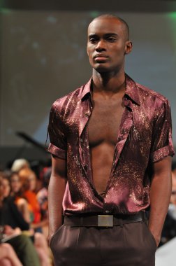 New york-16 Eylül: model domingo couture moda haftası 16 Eylül 2012 2013 ilkbahar yaz için new York'ta waldorf Astoria'da göstermek joseph pist yürür