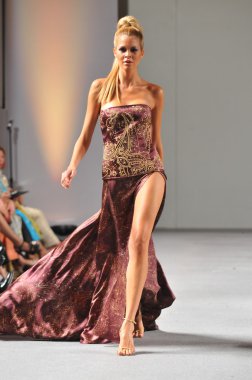 New york-16 Eylül: model domingo couture moda haftası 16 Eylül 2012 2013 ilkbahar yaz için new York'ta waldorf Astoria'da göstermek joseph pist yürür