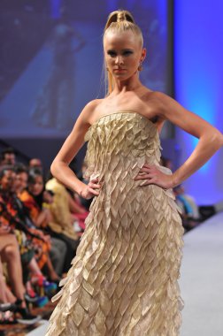 New york-16 Eylül: model domingo couture moda haftası 16 Eylül 2012 2013 ilkbahar yaz için new York'ta waldorf Astoria'da göstermek joseph pist yürür