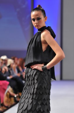 New york-16 Eylül: model domingo couture moda haftası 16 Eylül 2012 2013 ilkbahar yaz için new York'ta waldorf Astoria'da göstermek joseph pist yürür