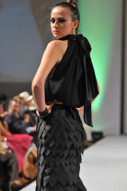 New york-16 Eylül: model domingo couture moda haftası 16 Eylül 2012 2013 ilkbahar yaz için new York'ta waldorf Astoria'da göstermek joseph pist yürür