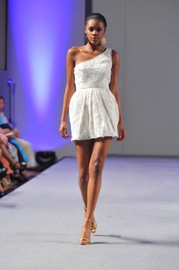 New york-16 Eylül: model domingo couture moda haftası 16 Eylül 2012 2013 ilkbahar yaz için new York'ta waldorf Astoria'da göstermek joseph pist yürür