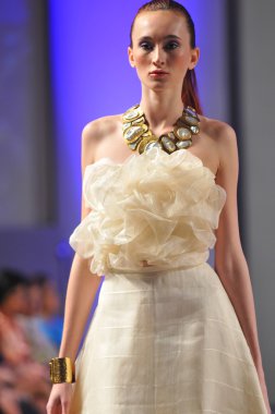New york-16 Eylül: model domingo couture moda haftası 16 Eylül 2012 2013 ilkbahar yaz için new York'ta waldorf Astoria'da göstermek joseph pist yürür