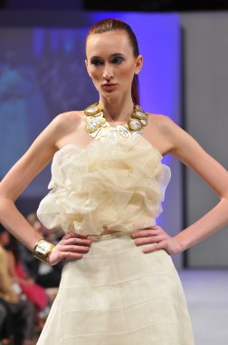 New york-16 Eylül: model domingo couture moda haftası 16 Eylül 2012 2013 ilkbahar yaz için new York'ta waldorf Astoria'da göstermek joseph pist yürür