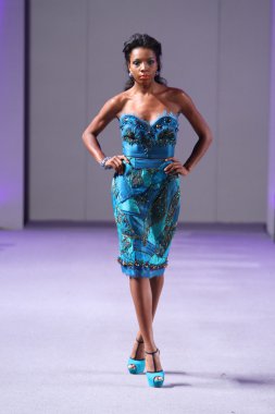 Нью-Йорк-16 вересня: модель прогулянки злітно-посадкової смуги в Карлос пильнування шоу в waldorf astoria весна-літо 2013 під час тиждень високої моди 16 вересня 2012 року в Нью-Йорку