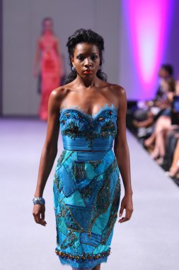 Нью-Йорк-16 вересня: модель прогулянки злітно-посадкової смуги в Карлос пильнування шоу в waldorf astoria весна-літо 2013 під час тиждень високої моди 16 вересня 2012 року в Нью-Йорку