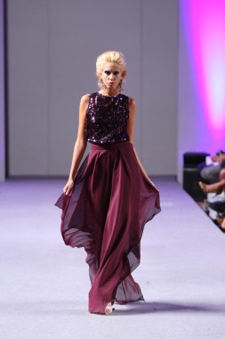 Нью-Йорк-16 вересня: модель прогулянки злітно-посадкової смуги в Карлос пильнування шоу в waldorf astoria весна-літо 2013 під час тиждень високої моди 16 вересня 2012 року в Нью-Йорку