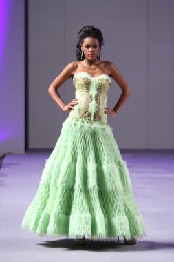 Нью-Йорк-16 вересня: модель прогулянки злітно-посадкової смуги в Карлос пильнування шоу в waldorf astoria весна-літо 2013 під час тиждень високої моди 16 вересня 2012 року в Нью-Йорку