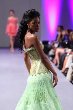 Нью-Йорк-16 вересня: модель прогулянки злітно-посадкової смуги в Карлос пильнування шоу в waldorf astoria весна-літо 2013 під час тиждень високої моди 16 вересня 2012 року в Нью-Йорку