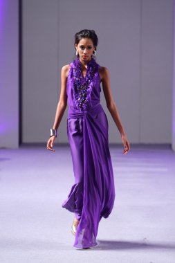 Нью-Йорк-16 вересня: модель прогулянки злітно-посадкової смуги в Карлос пильнування шоу в waldorf astoria весна-літо 2013 під час тиждень високої моди 16 вересня 2012 року в Нью-Йорку