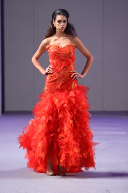 Нью-Йорк-16 вересня: модель прогулянки злітно-посадкової смуги в Карлос пильнування шоу в waldorf astoria весна-літо 2013 під час тиждень високої моди 16 вересня 2012 року в Нью-Йорку