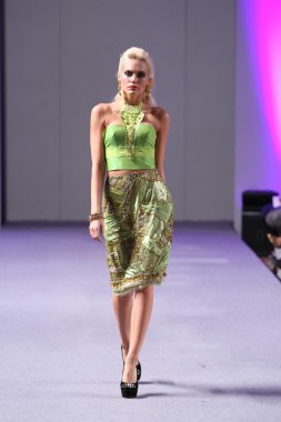 Нью-Йорк-16 вересня: модель прогулянки злітно-посадкової смуги в Карлос пильнування шоу в waldorf astoria весна-літо 2013 під час тиждень високої моди 16 вересня 2012 року в Нью-Йорку