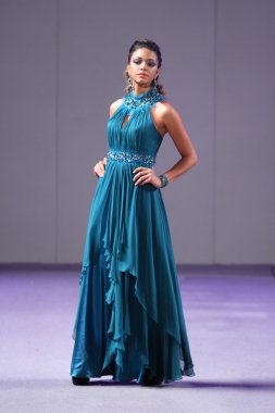 Нью-Йорк-16 вересня: модель прогулянки злітно-посадкової смуги в Карлос пильнування шоу в waldorf astoria весна-літо 2013 під час тиждень високої моди 16 вересня 2012 року в Нью-Йорку