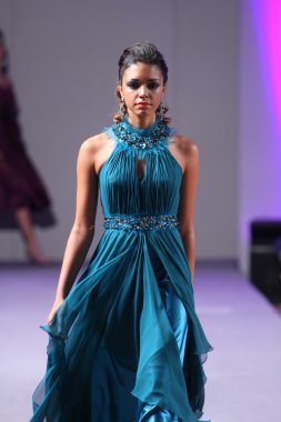 Нью-Йорк-16 вересня: модель прогулянки злітно-посадкової смуги в Карлос пильнування шоу в waldorf astoria весна-літо 2013 під час тиждень високої моди 16 вересня 2012 року в Нью-Йорку