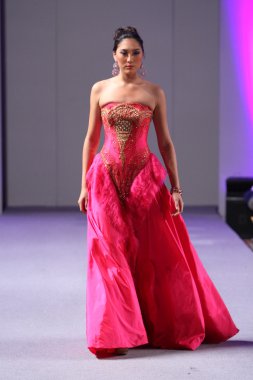 Нью-Йорк-16 вересня: модель прогулянки злітно-посадкової смуги в Карлос пильнування шоу в waldorf astoria весна-літо 2013 під час тиждень високої моди 16 вересня 2012 року в Нью-Йорку