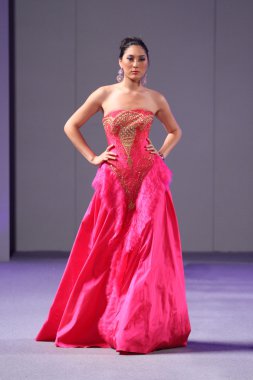 Нью-Йорк-16 вересня: модель прогулянки злітно-посадкової смуги в Карлос пильнування шоу в waldorf astoria весна-літо 2013 під час тиждень високої моди 16 вересня 2012 року в Нью-Йорку