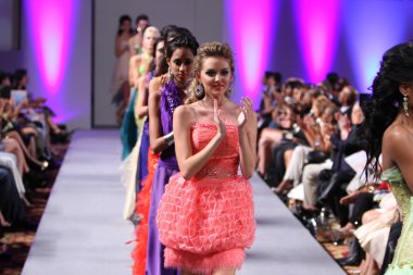 New york-16 Eylül: carlos vigil Show'da waldorf astoria couture moda haftası 16 Eylül 2012 2013 ilkbahar yaz için new York'ta pist modelleri yürümek