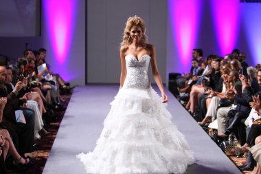 Нью-Йорк-16 вересня: модель прогулянки злітно-посадкової смуги в Карлос пильнування шоу в waldorf astoria весна-літо 2013 під час тиждень високої моди 16 вересня 2012 року в Нью-Йорку