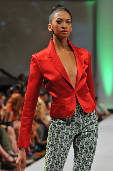 NUEVA YORK - 16 DE SEPTIEMBRE: Modelo camina pasarela en el show de Joseph Domingo en Waldorf Astoria para la Primavera Verano 2013 durante la Semana de la Moda Couture el 16 de septiembre de 2012 en la ciudad de Nueva York — Foto de Stock