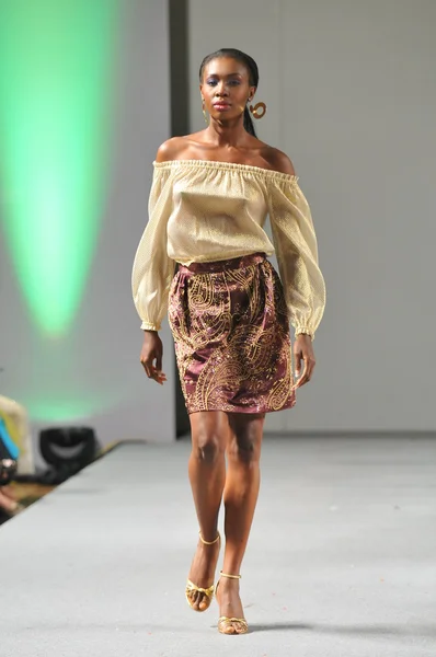 NEW YORK- SEPTEMBER 16: Model walks runway at the Joseph Domingo show at Waldorf Astoria for Spring Summer 2013 during Couture Fashion Week on September 16, 2012 in New York City — Stock Photo, Image