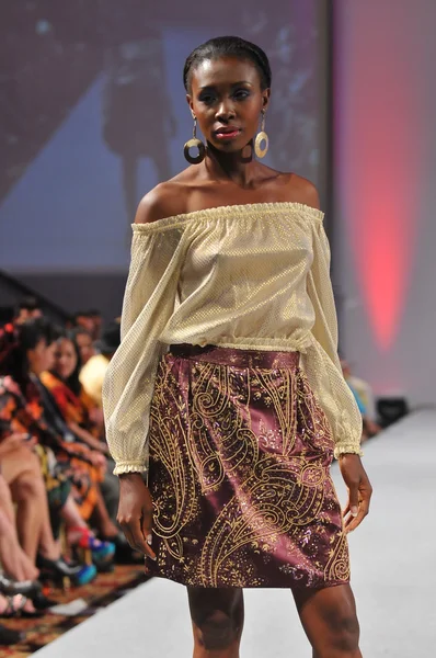 NUEVA YORK - 16 DE SEPTIEMBRE: Modelo camina pasarela en el show de Joseph Domingo en Waldorf Astoria para la Primavera Verano 2013 durante la Semana de la Moda Couture el 16 de septiembre de 2012 en la ciudad de Nueva York — Foto de Stock