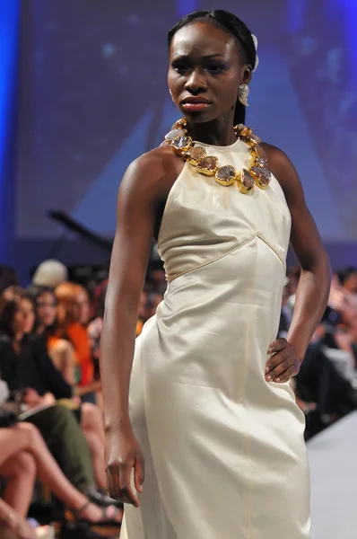 NEW YORK- SEPTEMBER 16: Model walks runway at the Joseph Domingo show at Waldorf Astoria for Spring Summer 2013 during Couture Fashion Week on September 16, 2012 in New York City — Stock Photo, Image