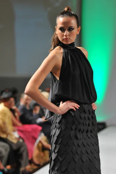 NEW YORK- SEPTEMBER 16: Model walks runway at the Joseph Domingo show at Waldorf Astoria for Spring Summer 2013 during Couture Fashion Week on September 16, 2012 in New York City — Stock Photo, Image