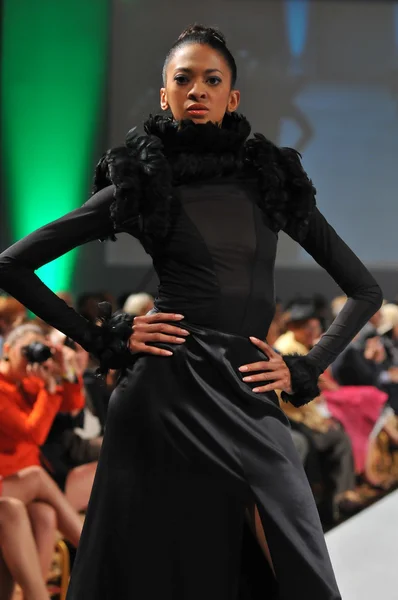 НЬЮ-ЙОРК - 16 СЕНТЯБРЯ: модель идет по подиуму на шоу Джозефа Доминго в Waldorf Astoria весной 2013 года во время Недели моды в Нью-Йорке 16 сентября 2012 года — стоковое фото