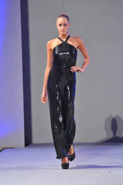 NEW YORK- SEPTEMBER 16: Model walks runway at the Joseph Domingo show at Waldorf Astoria for Spring Summer 2013 during Couture Fashion Week on September 16, 2012 in New York City — Stock Photo, Image