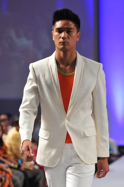 NEW YORK- SEPTEMBER 16: Model walks runway at the Joseph Domingo show at Waldorf Astoria for Spring Summer 2013 during Couture Fashion Week on September 16, 2012 in New York City — Stock Photo, Image