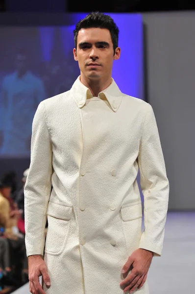 NEW YORK- SEPTEMBER 16: Model walks runway at the Joseph Domingo show at Waldorf Astoria for Spring Summer 2013 during Couture Fashion Week on September 16, 2012 in New York City — Stock Photo, Image