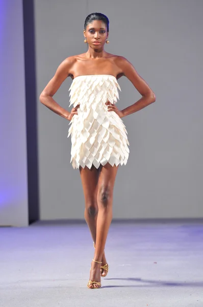 NEW YORK- SEPTEMBER 16: Model walks runway at the Joseph Domingo show at Waldorf Astoria for Spring Summer 2013 during Couture Fashion Week on September 16, 2012 in New York City — Stock Photo, Image