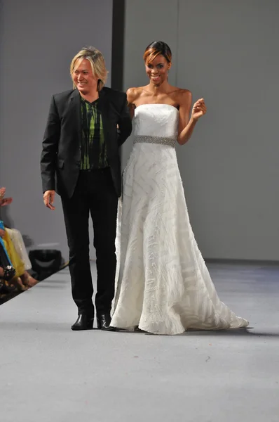 New york-16 Eylül: tasarımcı joseph domingo ve model domingo couture moda haftası 16 Eylül 2012 2013 ilkbahar yaz için waldorf Astoria'da göstermek joseph, pist finale yürüyor — Stok fotoğraf